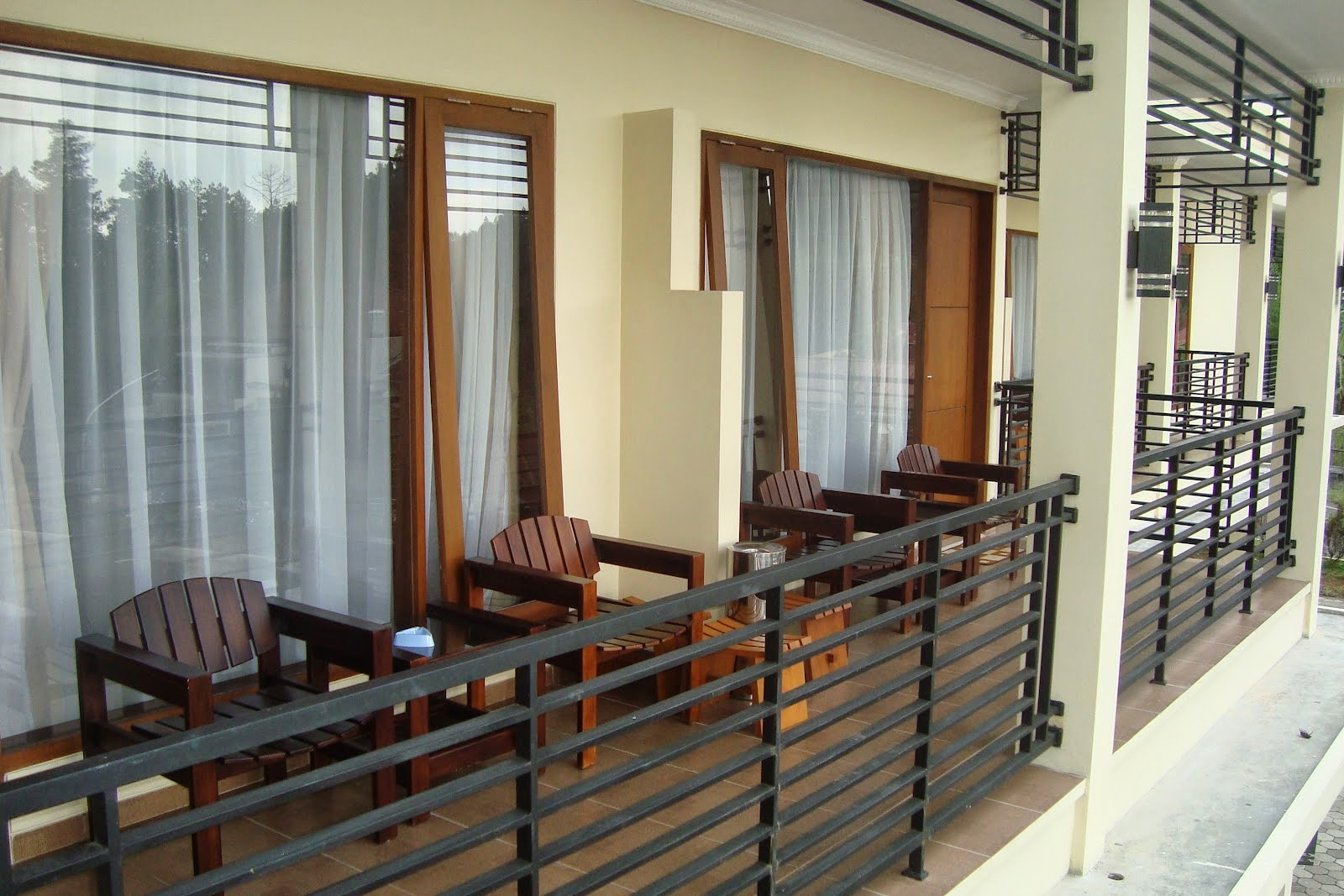 desain balkon dengan gaya minimalis dan elegan rumah