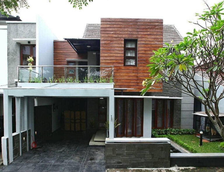 Desain Rumah Kayu dengan Balkon Kaca  Thegorbalsla