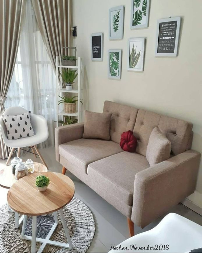 ruang tamu kecil sederhana minimalis dengan single sofa di ...