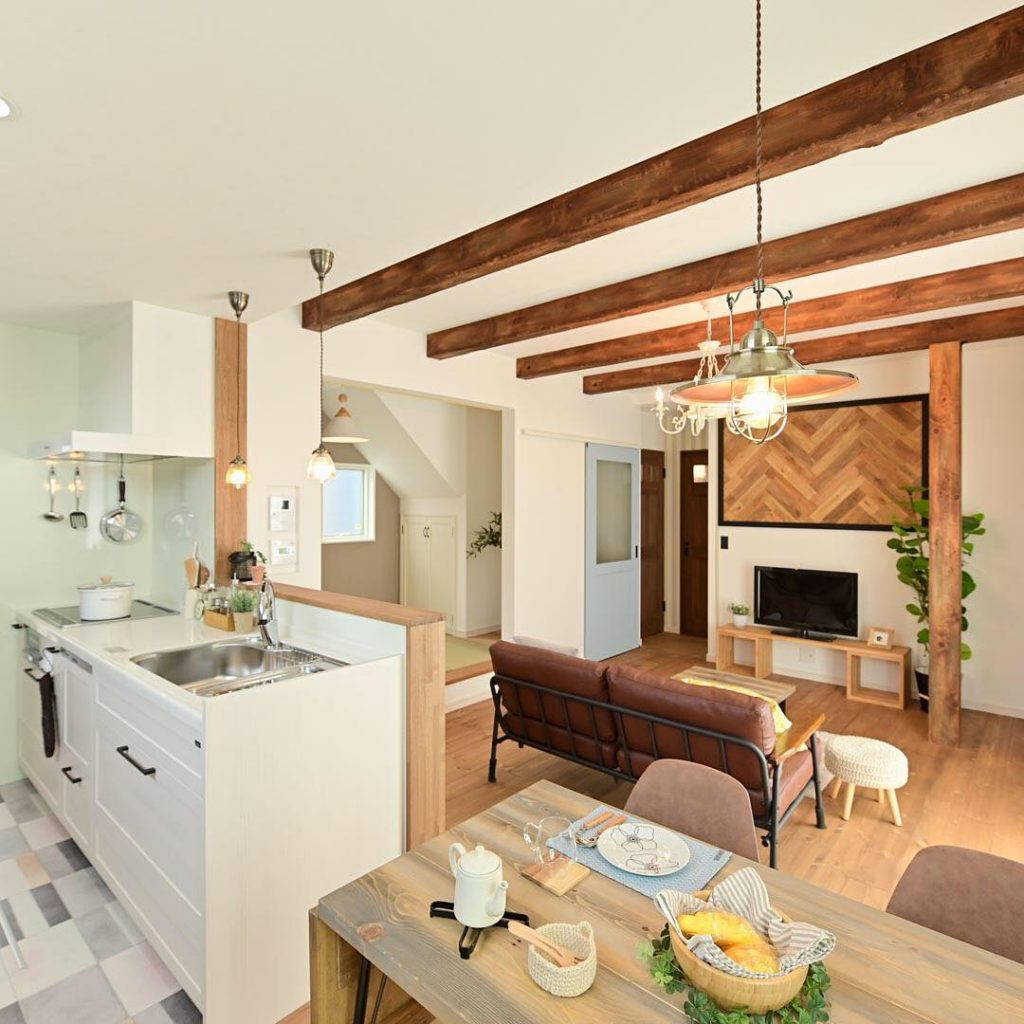 desain interior rumah yang menyatukan dapur, ruang makan ...