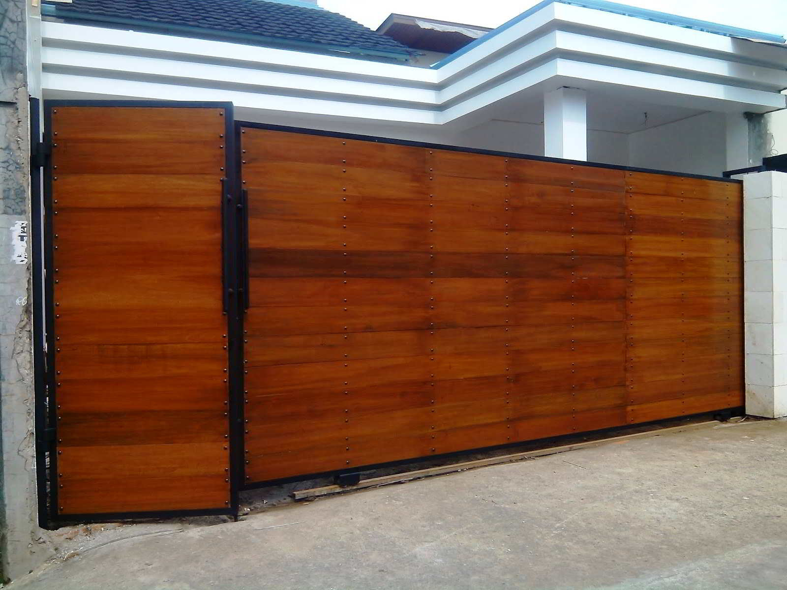 gerbang kayu minimalis - pagar rumah