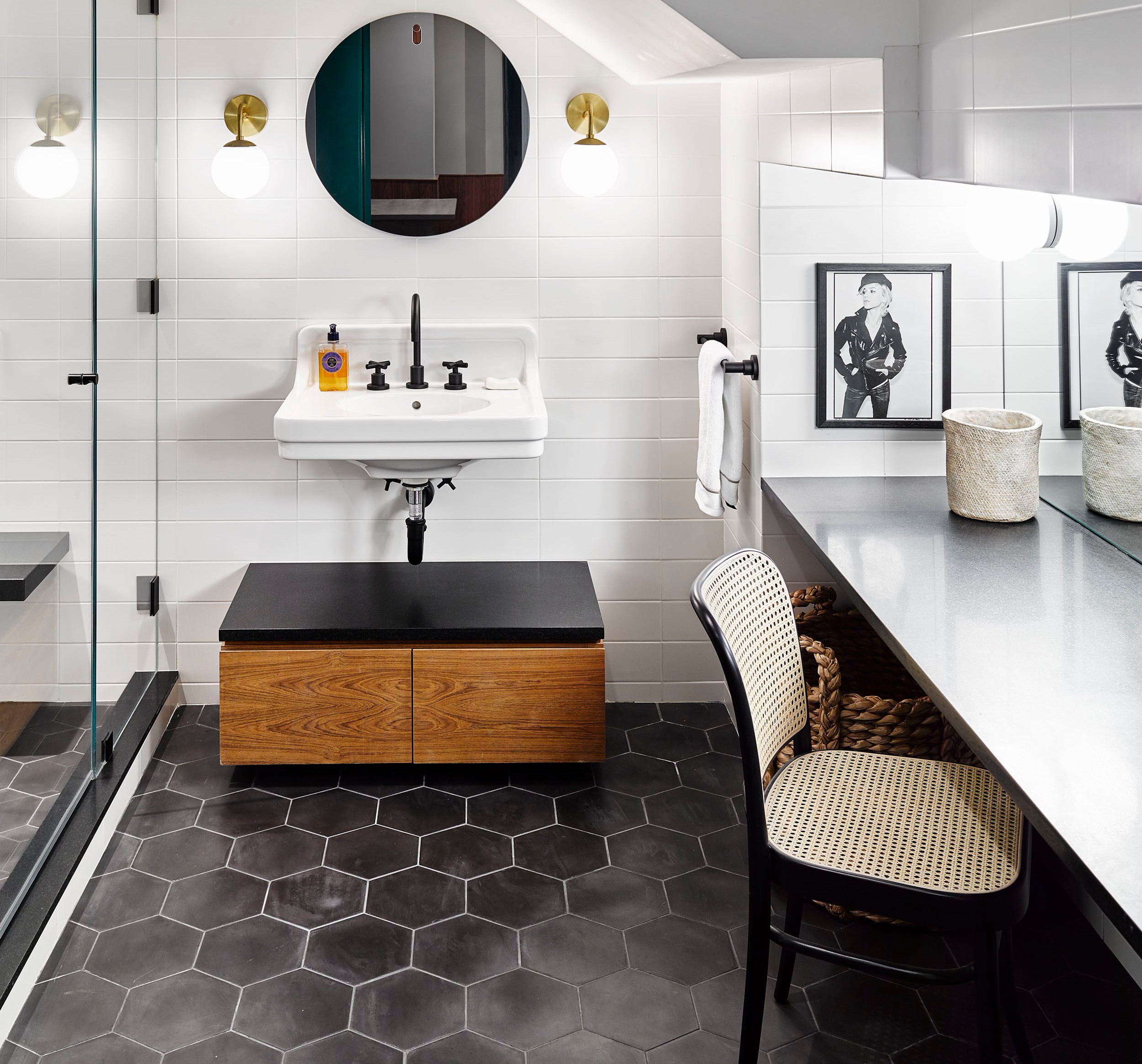 desain keramik kamar mandi minimalis hitam putih rumah