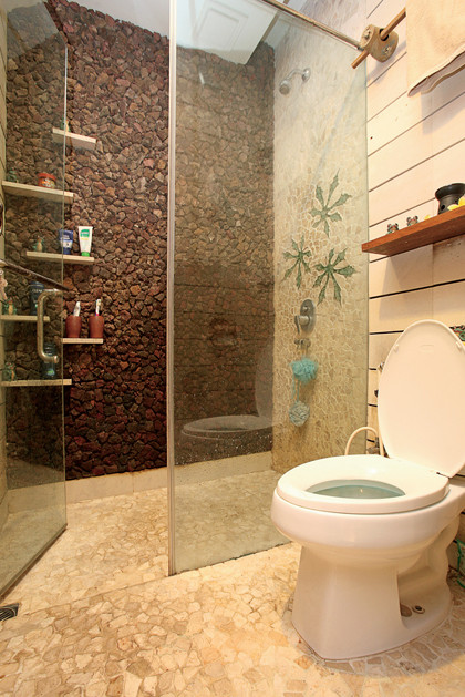 desain kamar mandi minimalis nuansa alam dengan batu alam ...