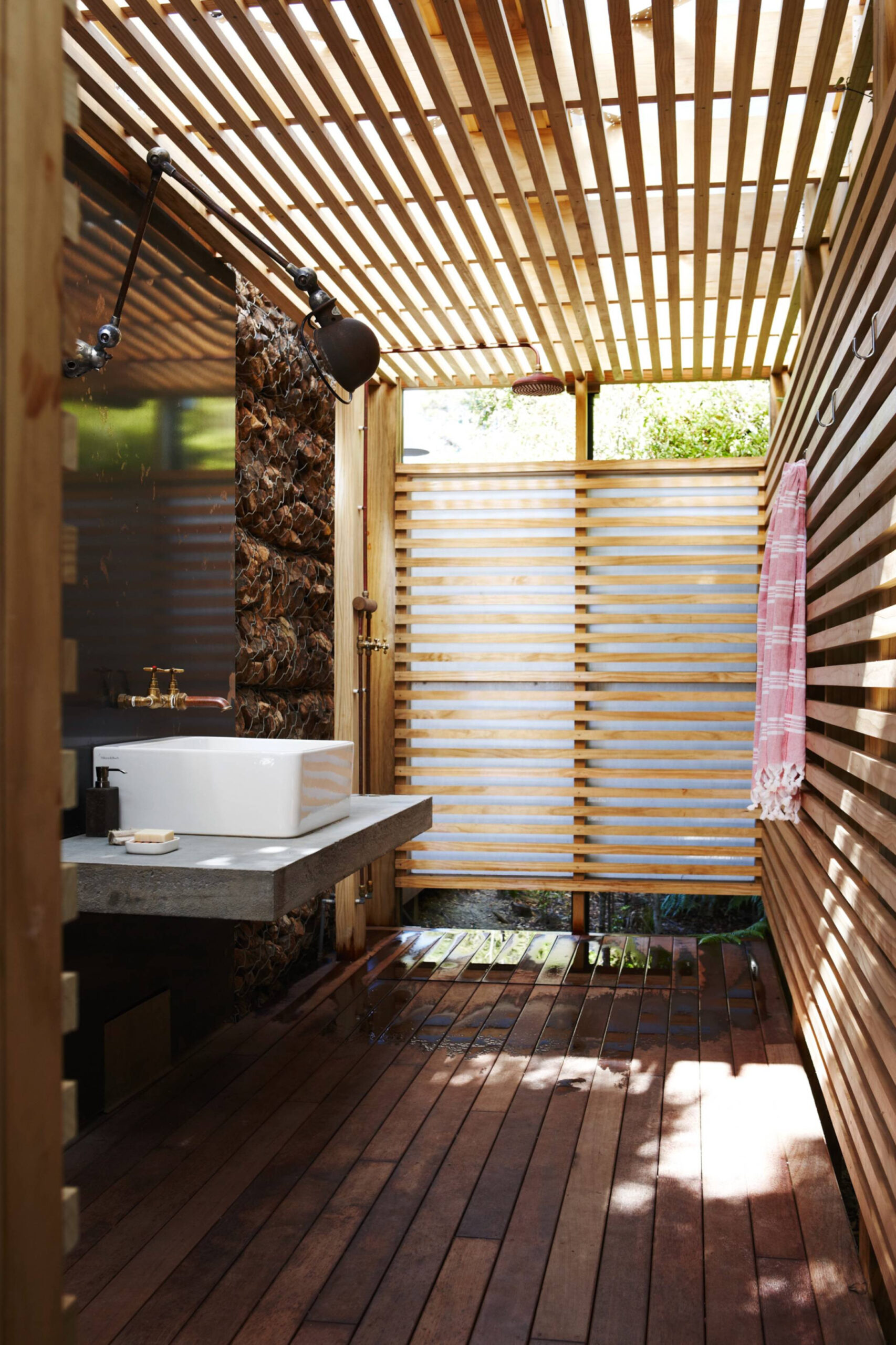 referensi desain kamar mandi semi outdoor cantik dan asri ...