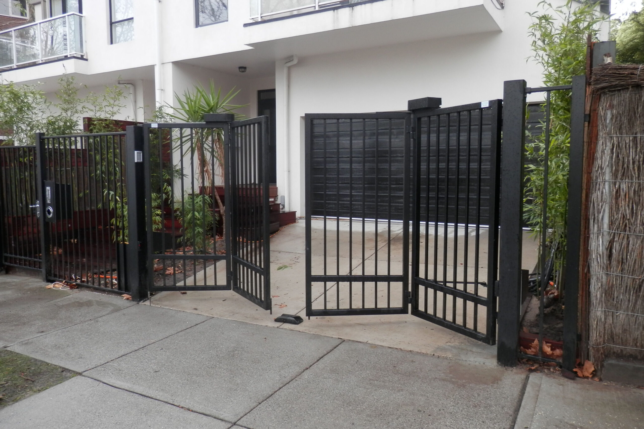 model pintu pagar garasi minimalis - content