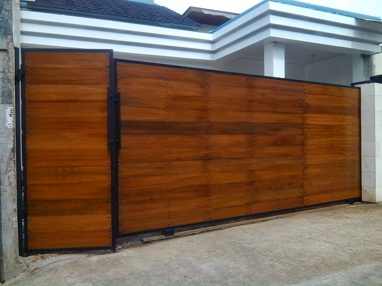 pintu pagar besi kombinasi kayu kamper | bengkel las ...