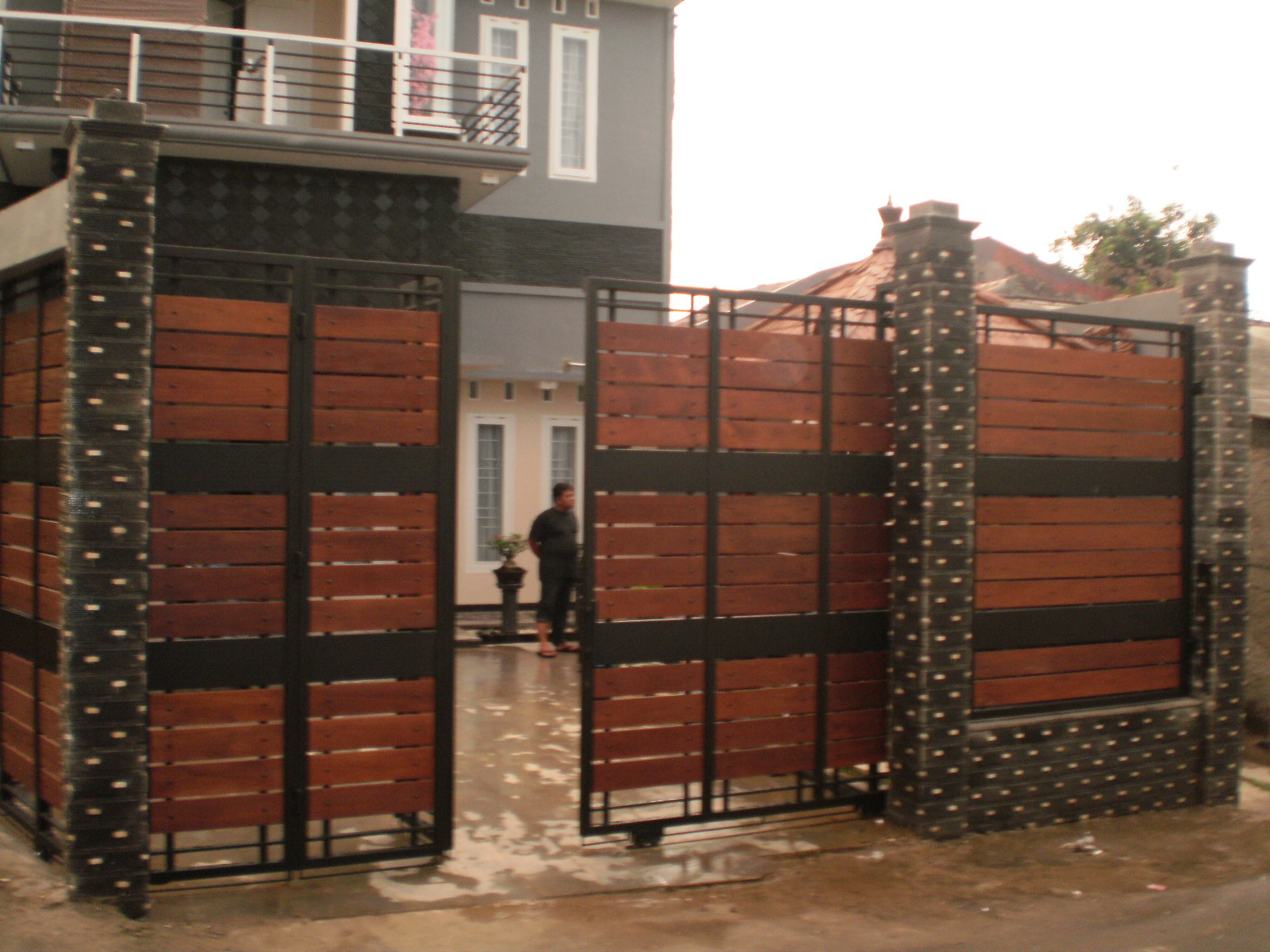 idesign arsitektur: pagar rumah kombinasi besi dan kayu