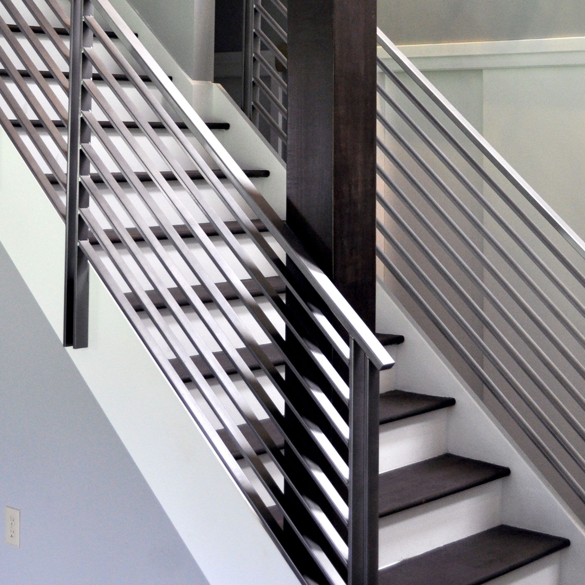 railing tangga minimalis putih