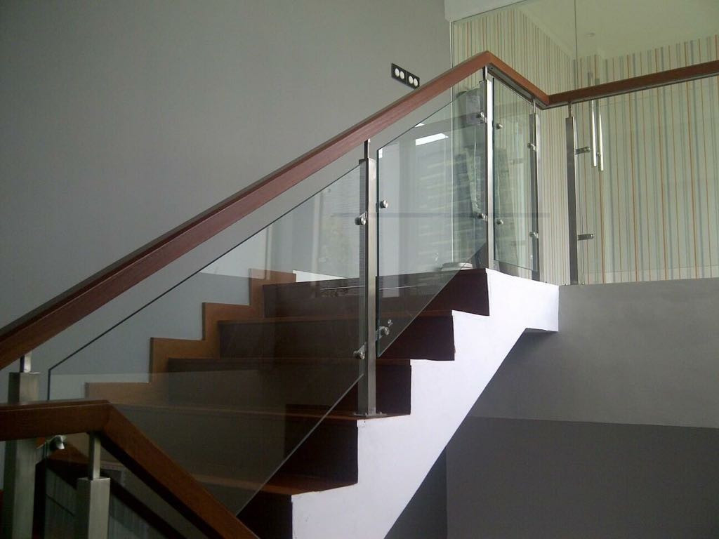 railing tangga kaca kombinasi stainless steel trideko
