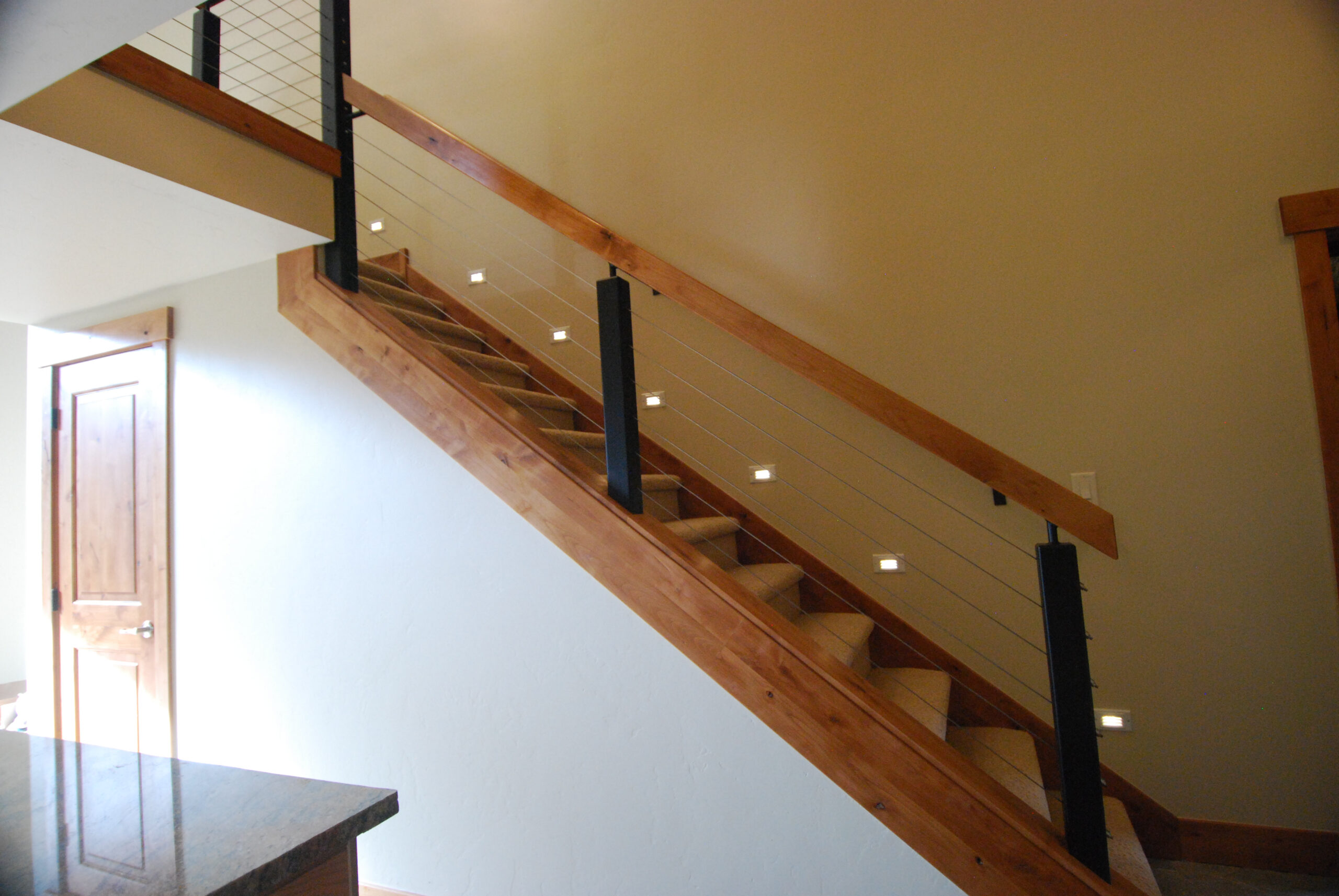 railing tangga kayu gaya klasik kombinasi
