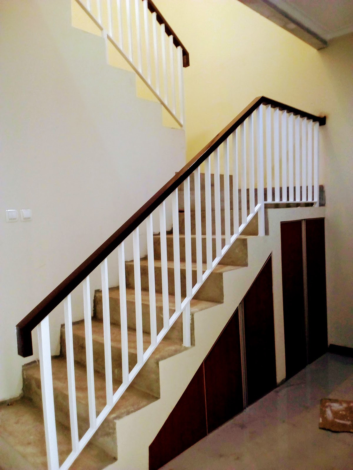 railing tangga minimalis hollow galvanis