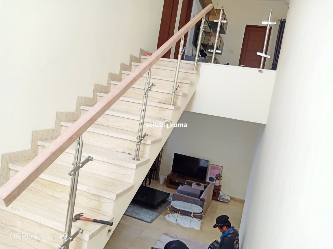 railing tangga kaca tempered terpasang di rumah bp aditya