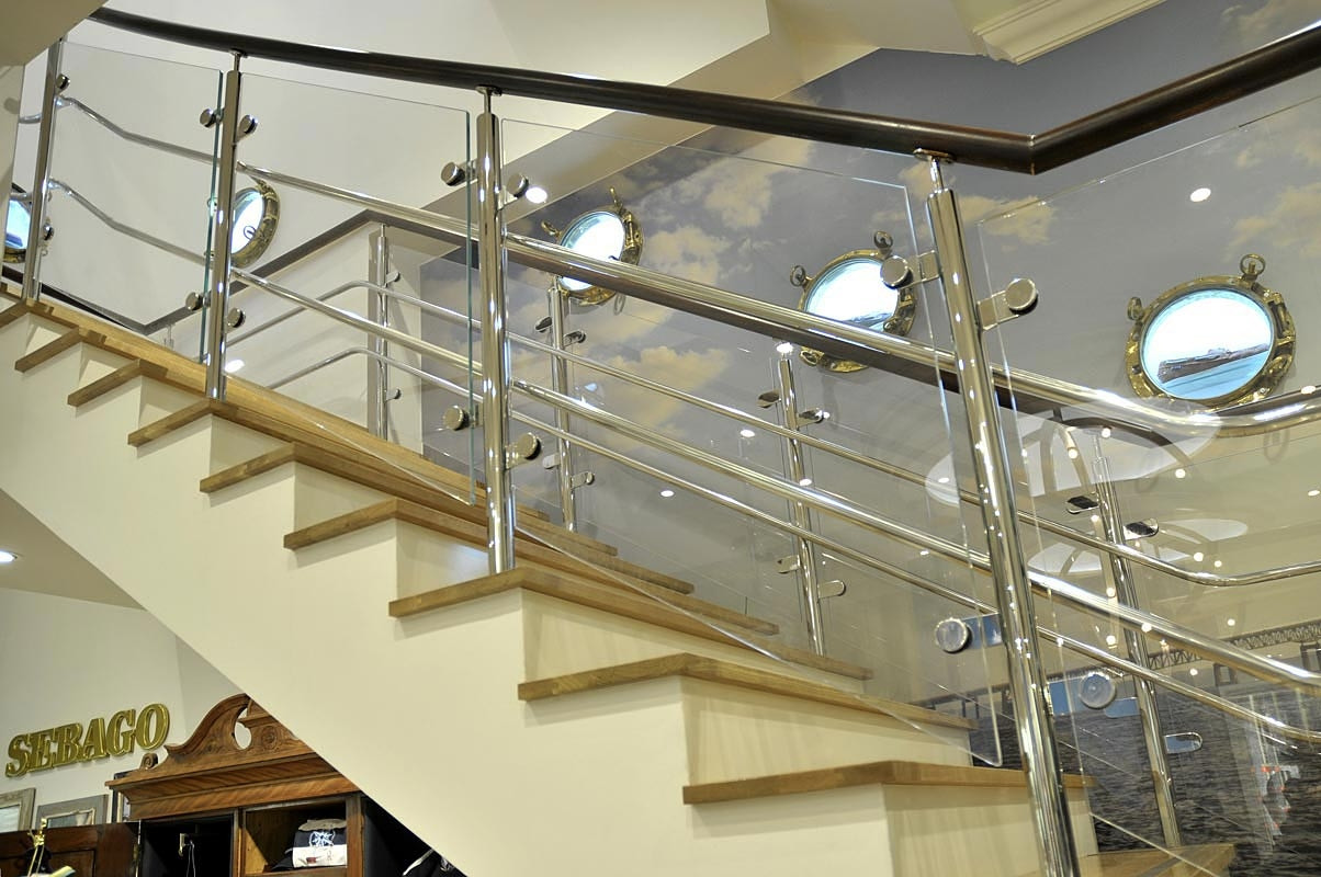 railing tangga kaca terpisah modern