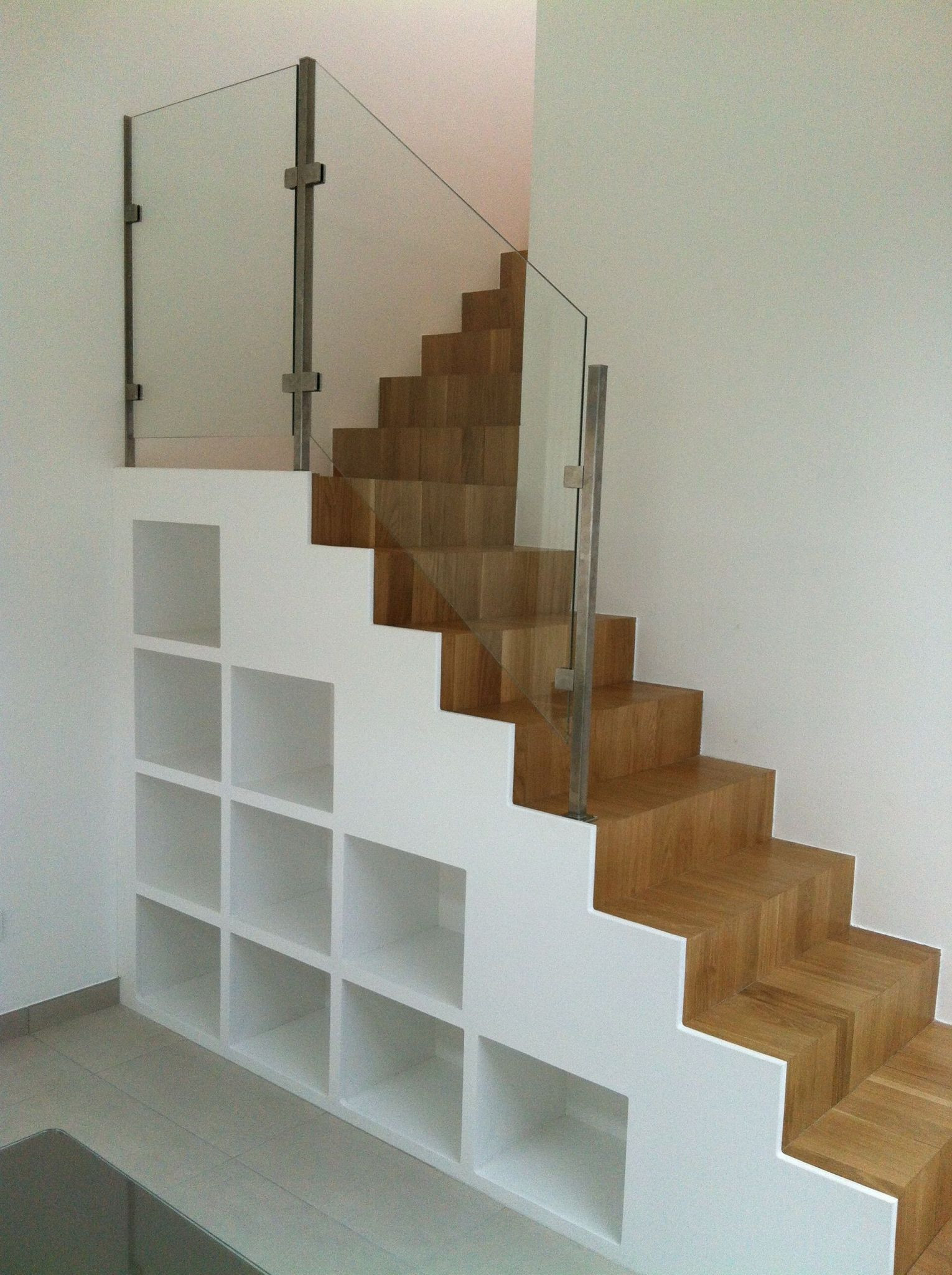 desain tangga minimalis yang sesuai dengan ukuran rumah